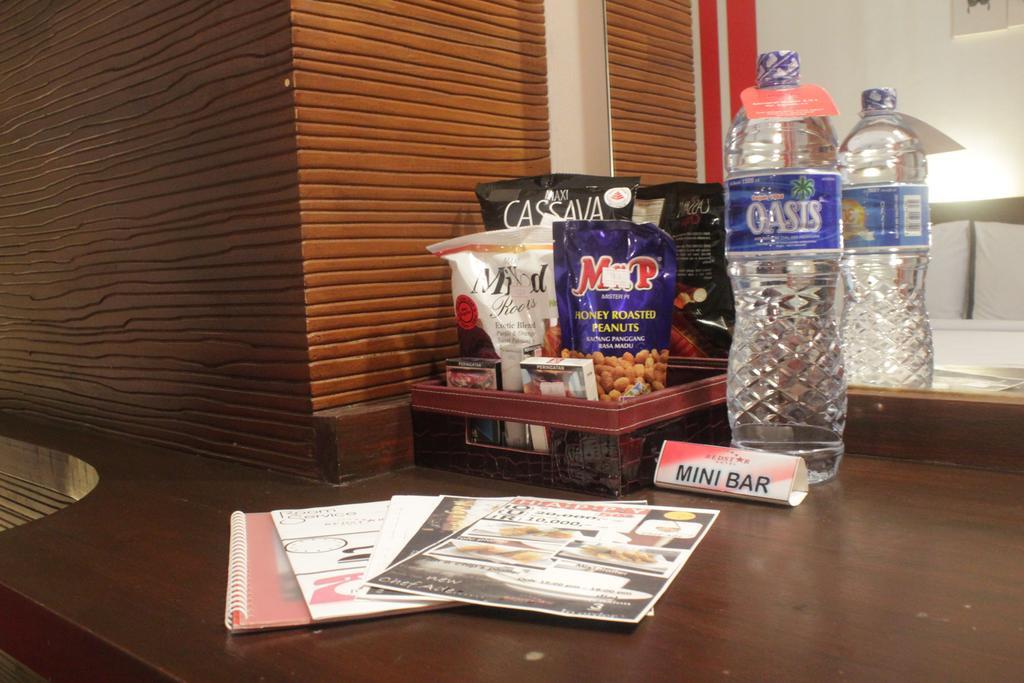 Redstar Hotel Jakarta Buitenkant foto