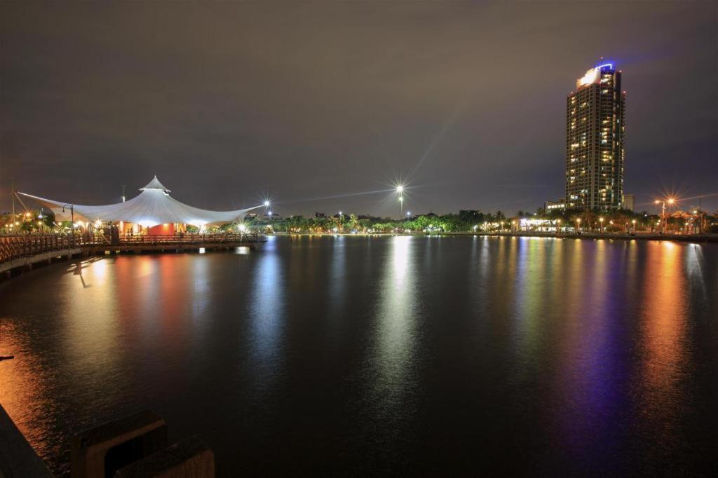 Redstar Hotel Jakarta Buitenkant foto