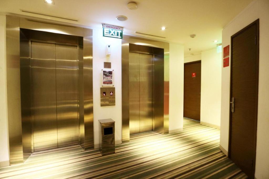 Redstar Hotel Jakarta Buitenkant foto