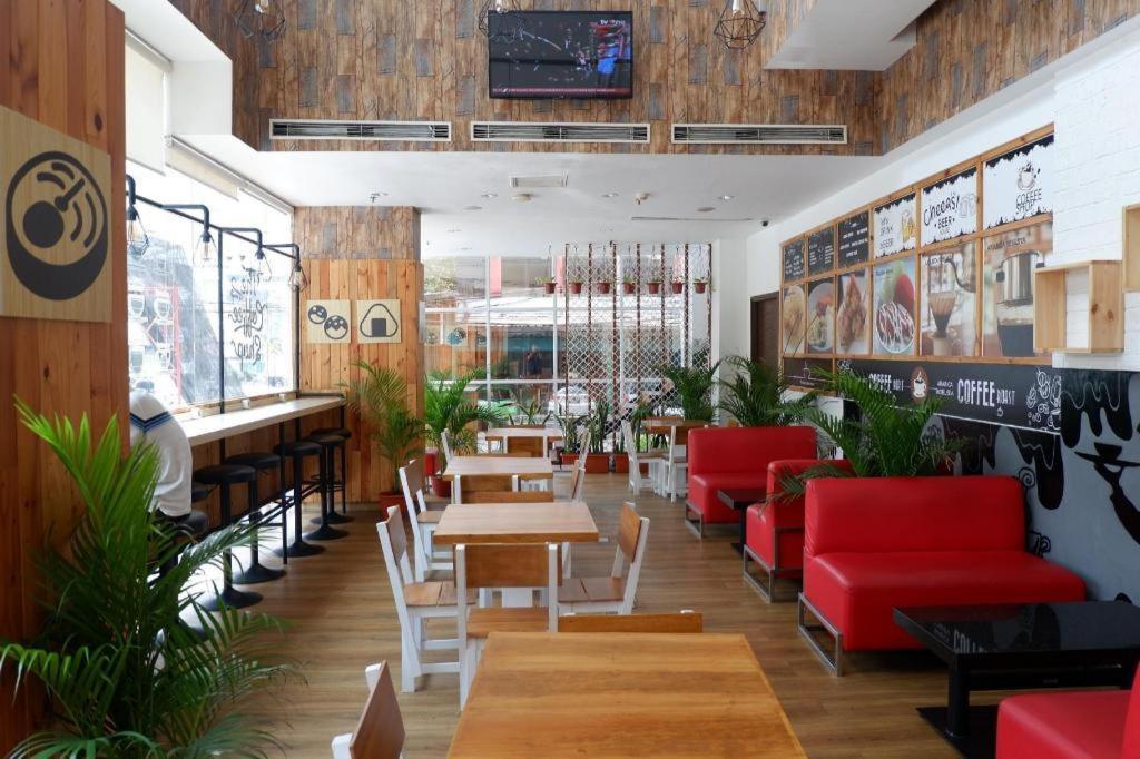 Redstar Hotel Jakarta Buitenkant foto