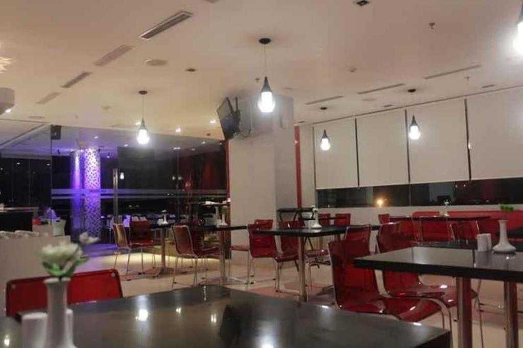 Redstar Hotel Jakarta Buitenkant foto