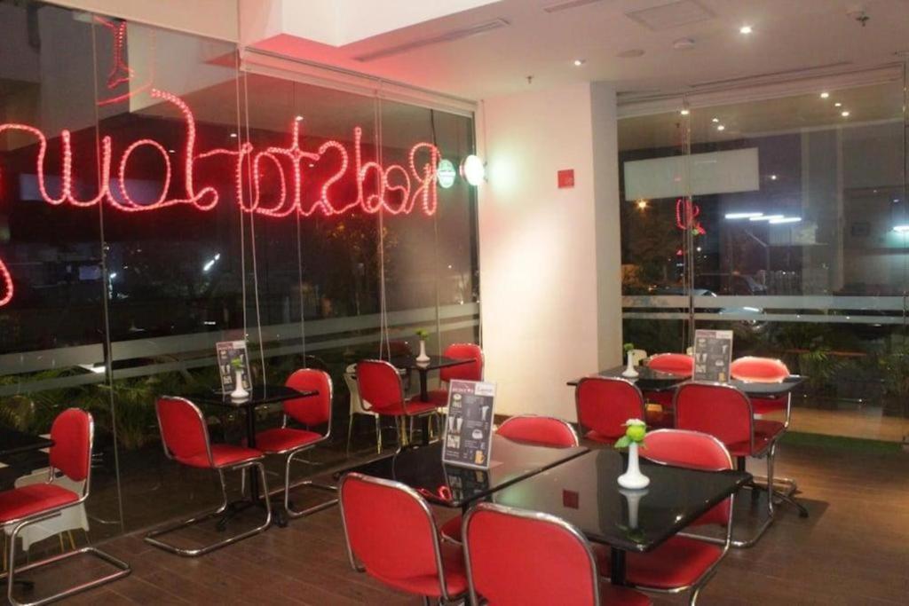 Redstar Hotel Jakarta Buitenkant foto