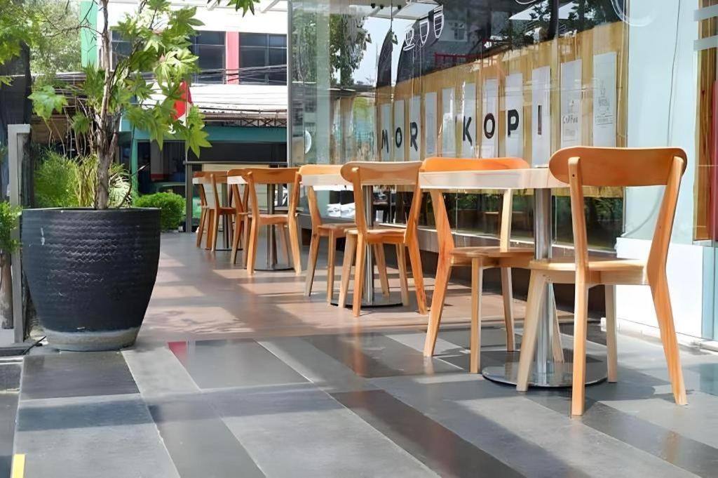 Redstar Hotel Jakarta Buitenkant foto