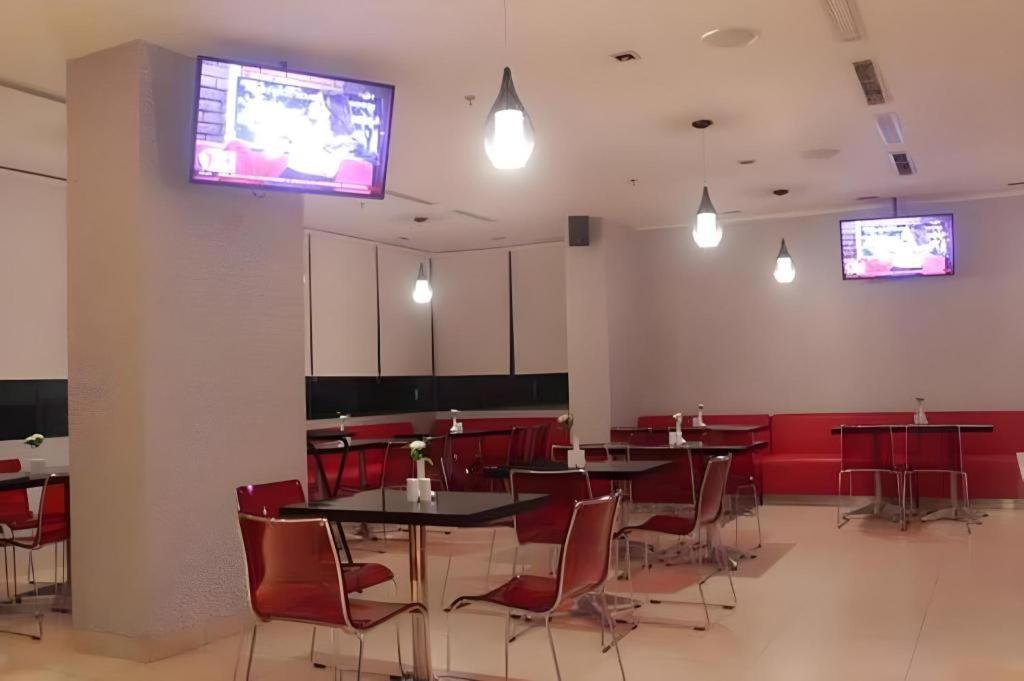 Redstar Hotel Jakarta Buitenkant foto