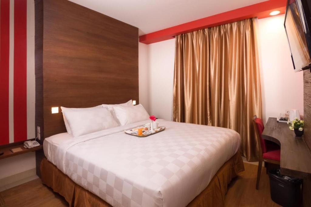 Redstar Hotel Jakarta Buitenkant foto