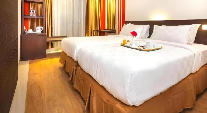 Redstar Hotel Jakarta Buitenkant foto