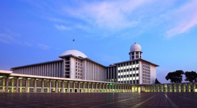 Redstar Hotel Jakarta Buitenkant foto