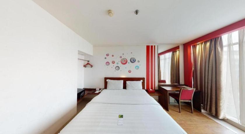 Redstar Hotel Jakarta Buitenkant foto