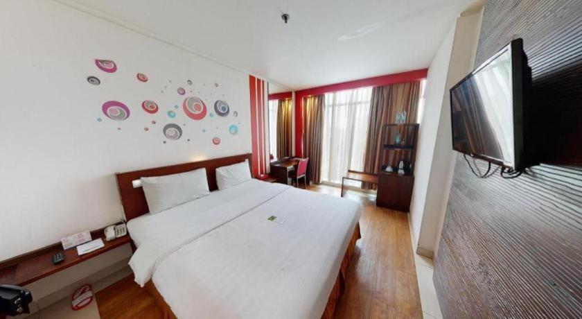 Redstar Hotel Jakarta Buitenkant foto