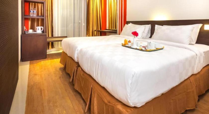 Redstar Hotel Jakarta Buitenkant foto