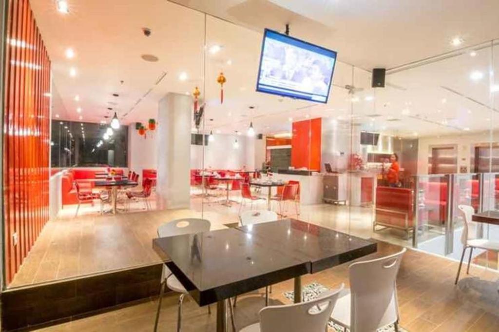 Redstar Hotel Jakarta Buitenkant foto