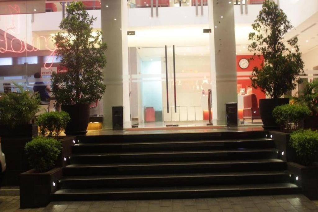 Redstar Hotel Jakarta Buitenkant foto